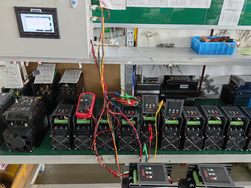 在修建能源治理领域，，，，，，电力调解器怎样配合智能照明系统实现最大化节能？？？